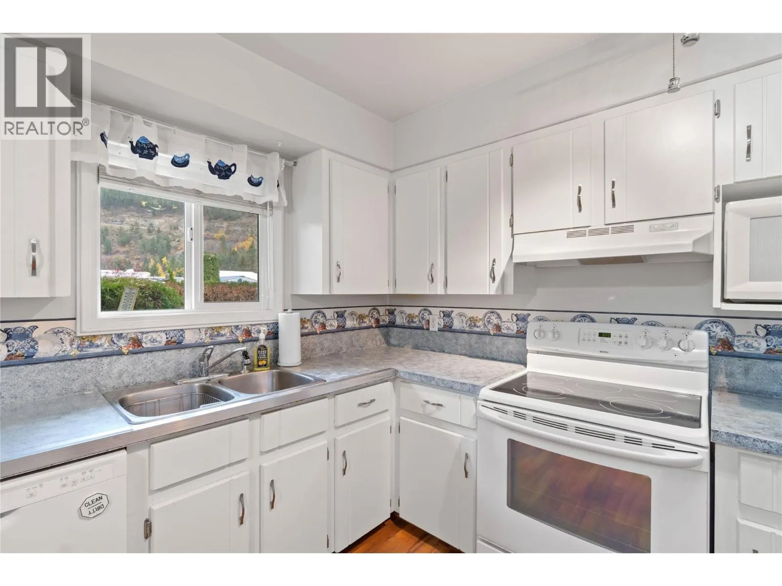 225 Lakeshore Drive