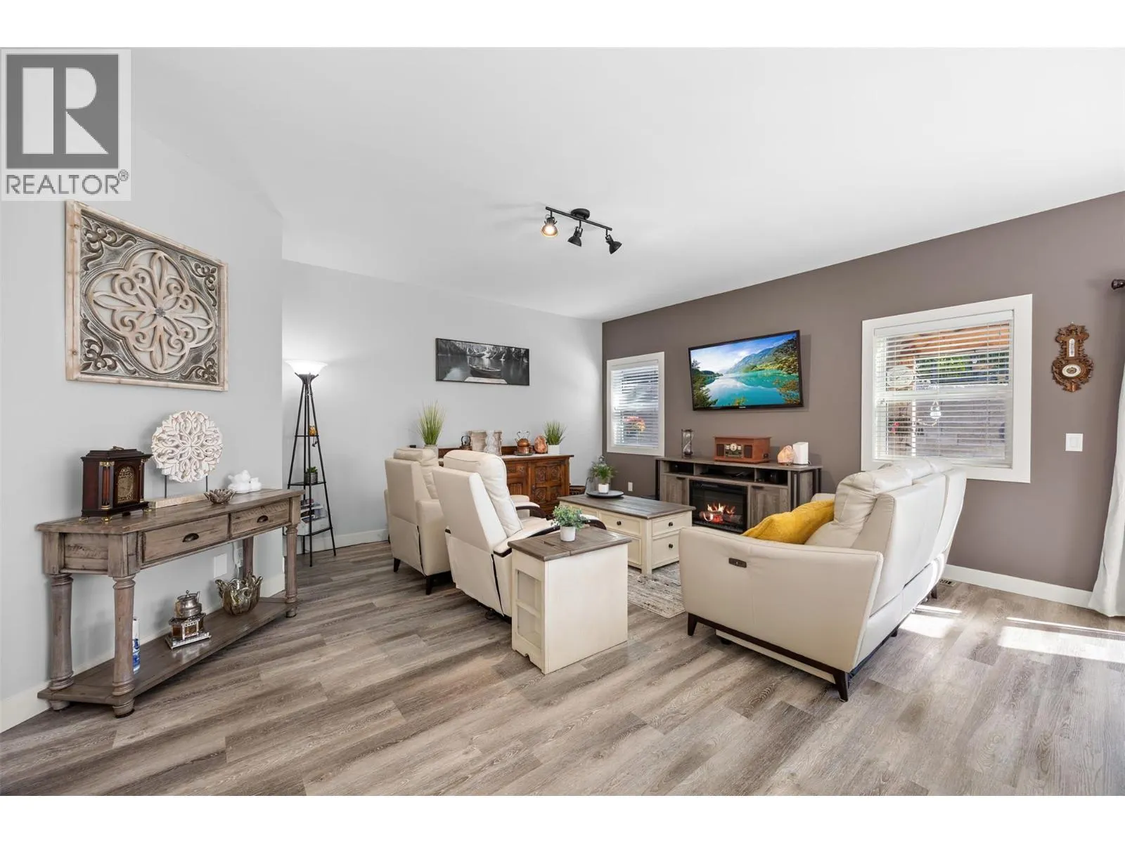 3339 Kingfisher Road