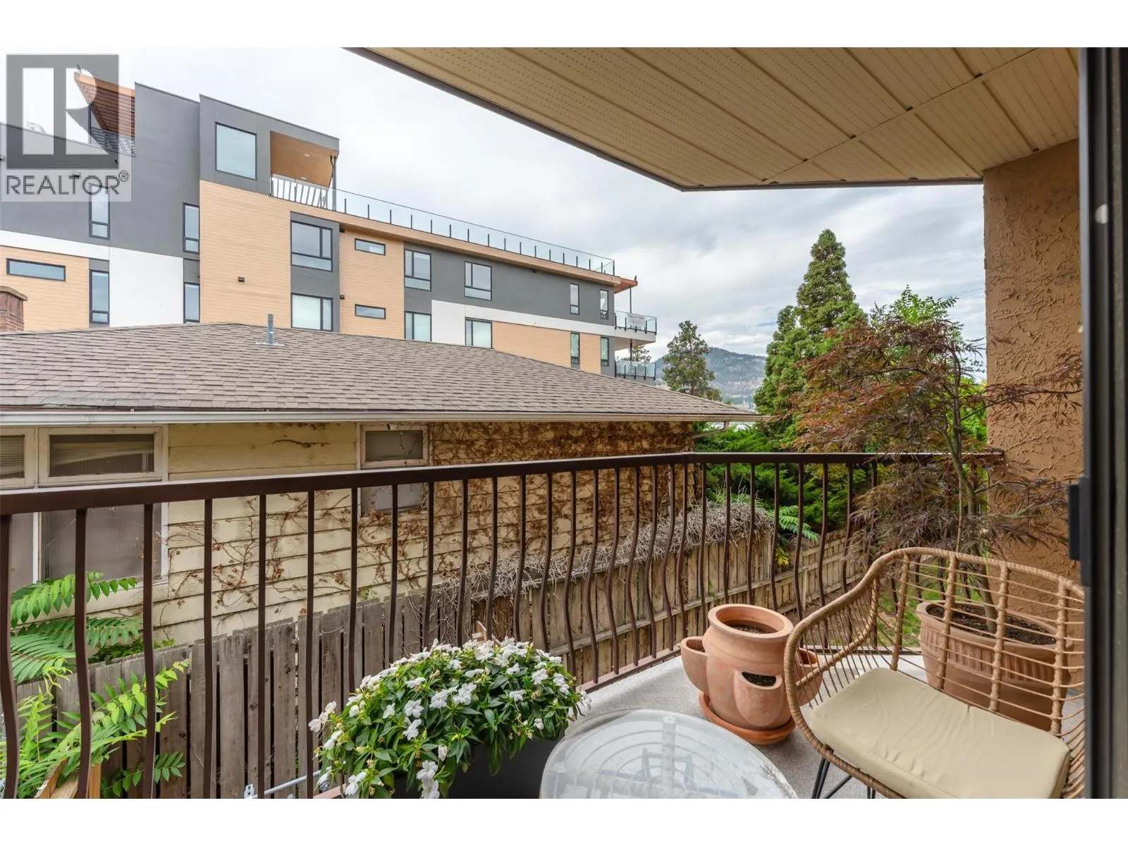 578 Lakeshore Drive Unit# 202