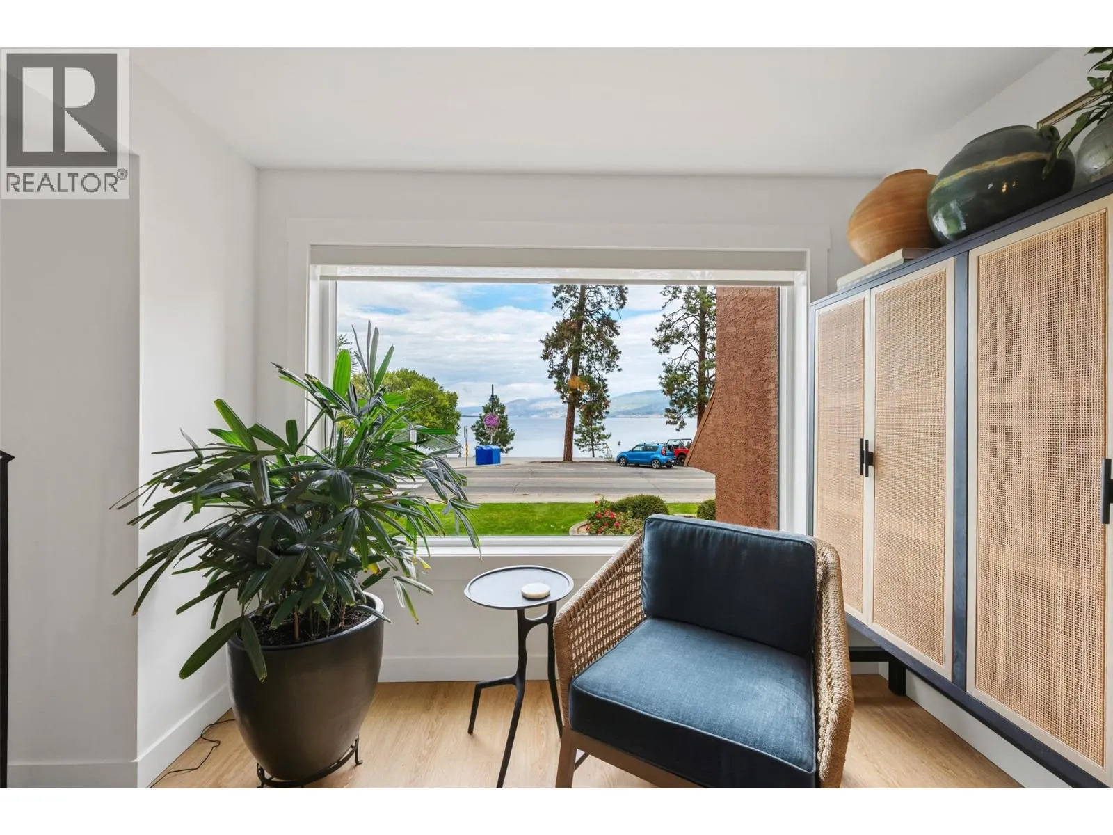 578 Lakeshore Drive Unit# 202