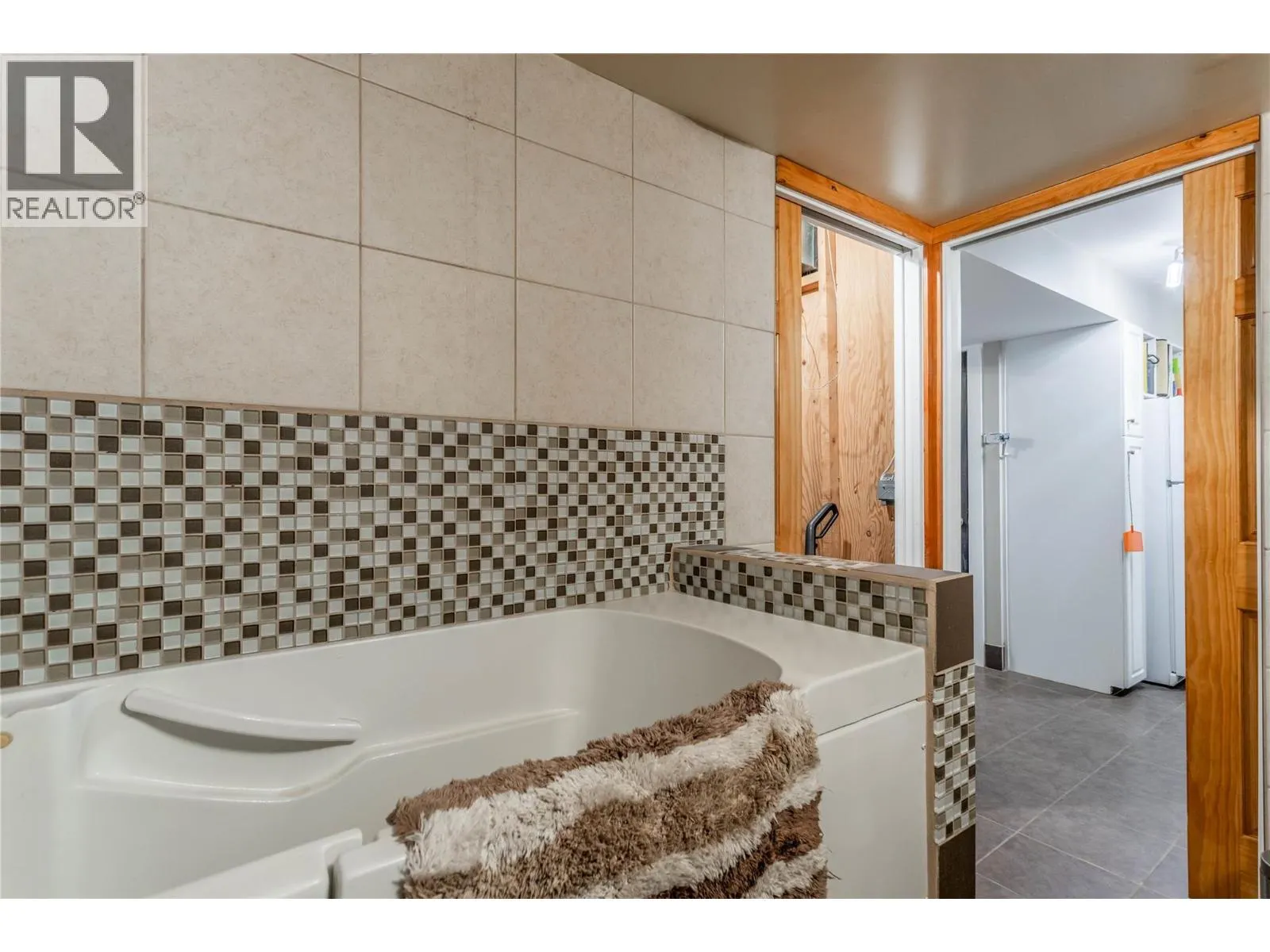 575 Hollywood Road S