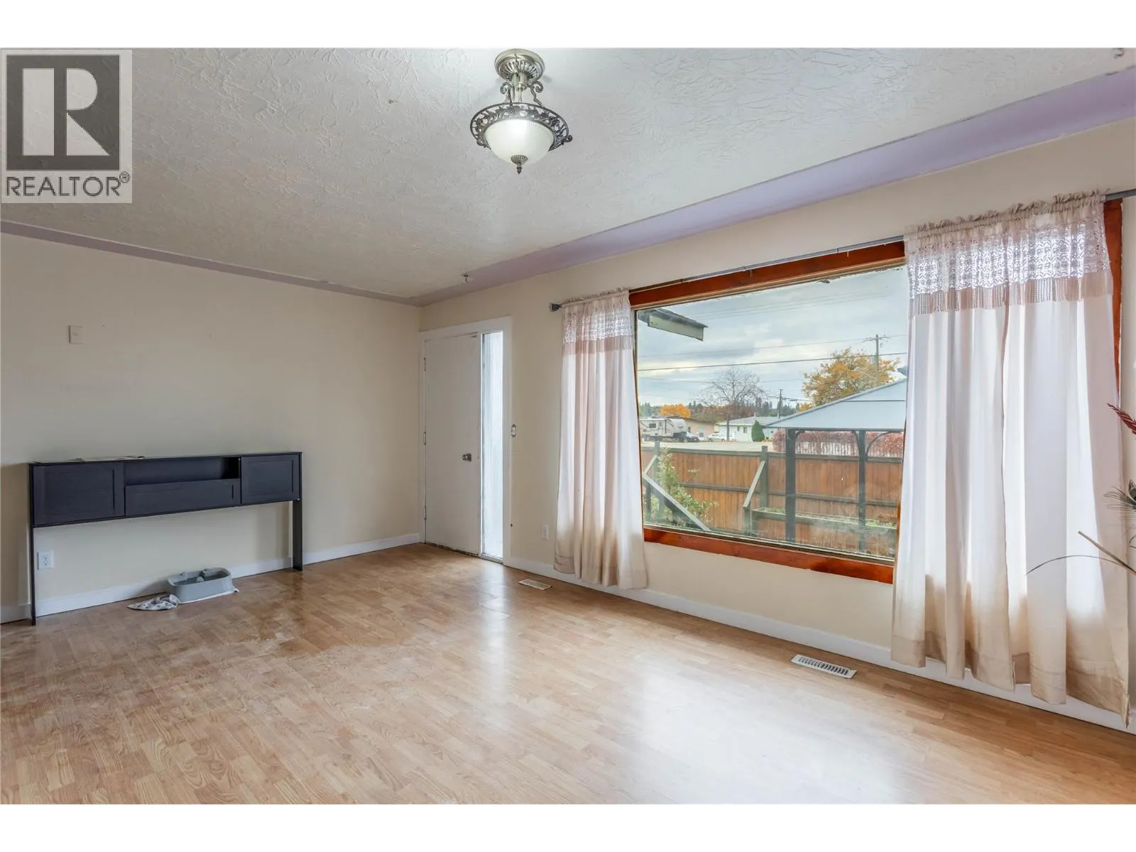 575 Hollywood Road S