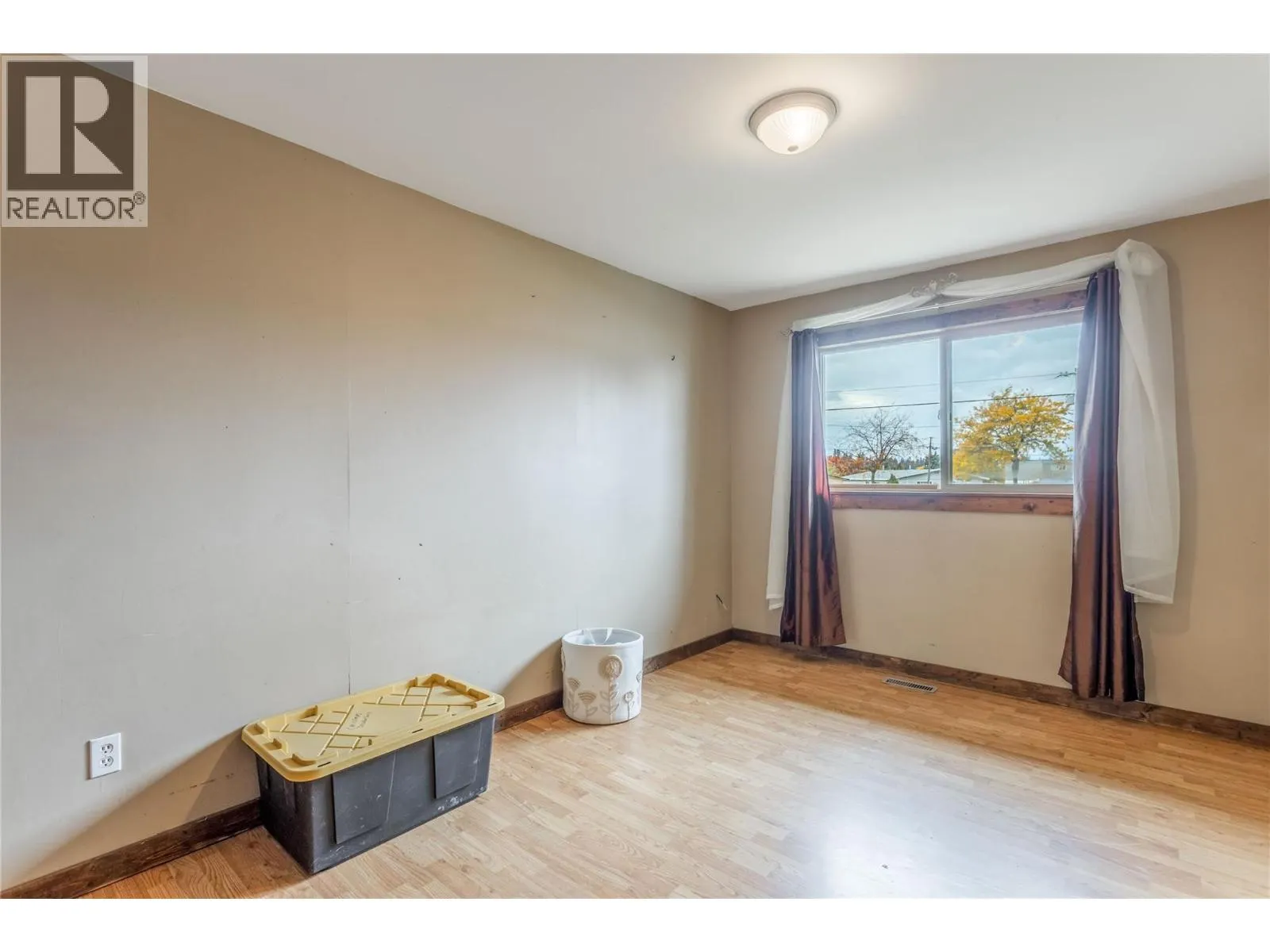 575 Hollywood Road S