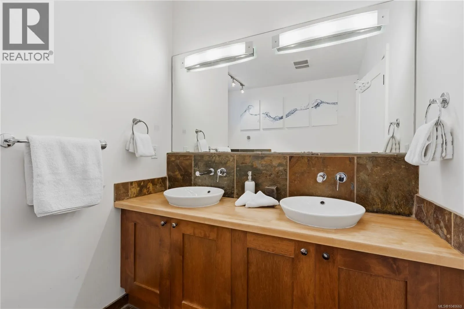 203 515 Marine Dr