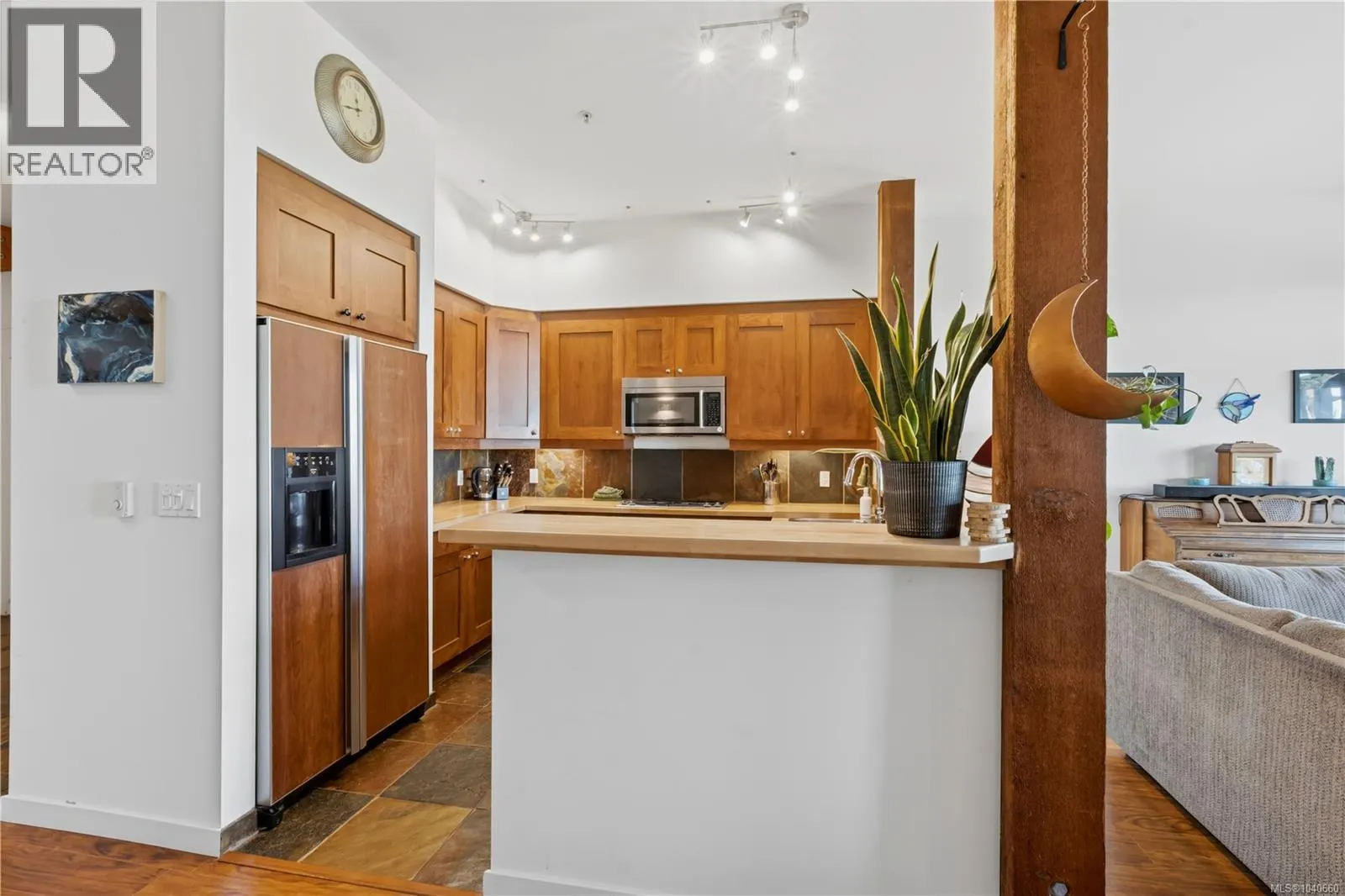 203 515 Marine Dr