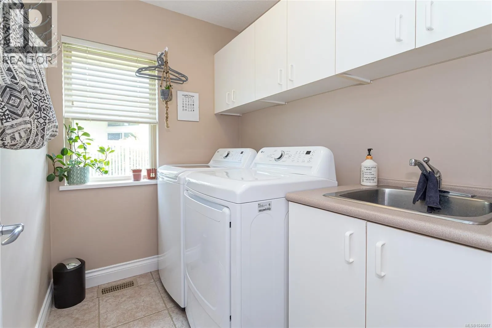 1191 Rosemount Close