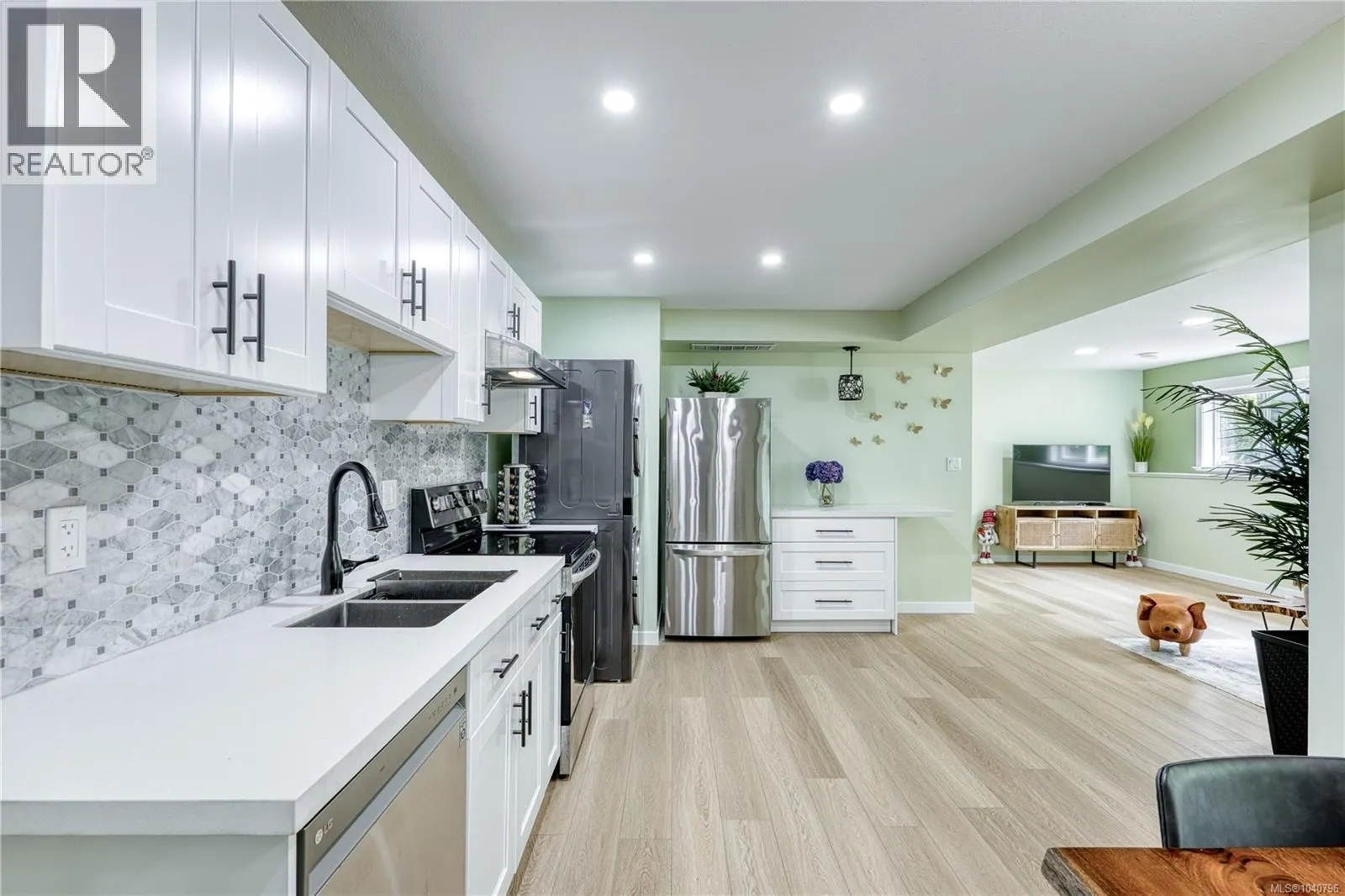 6381 Icarus Dr