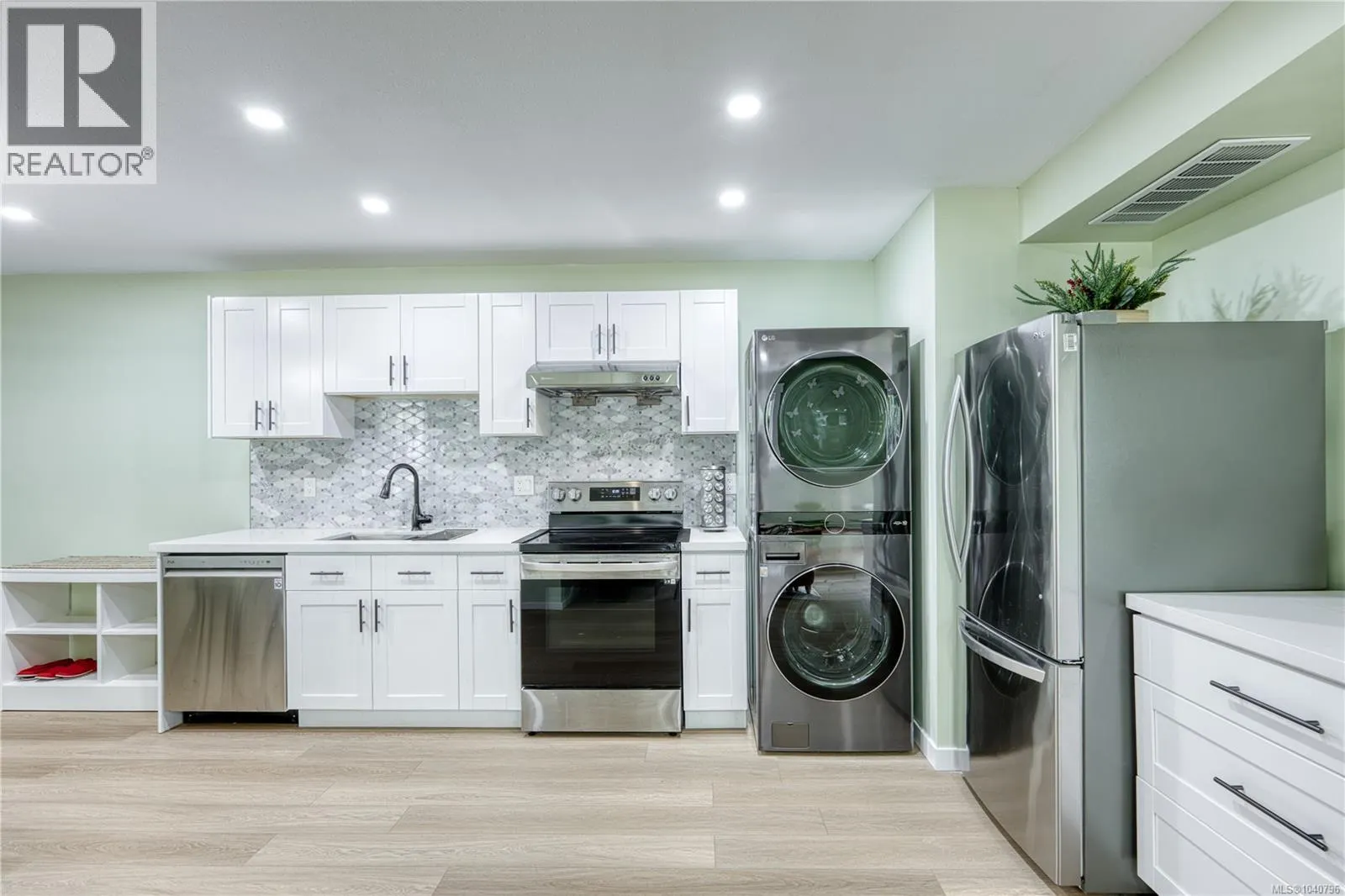 6381 Icarus Dr