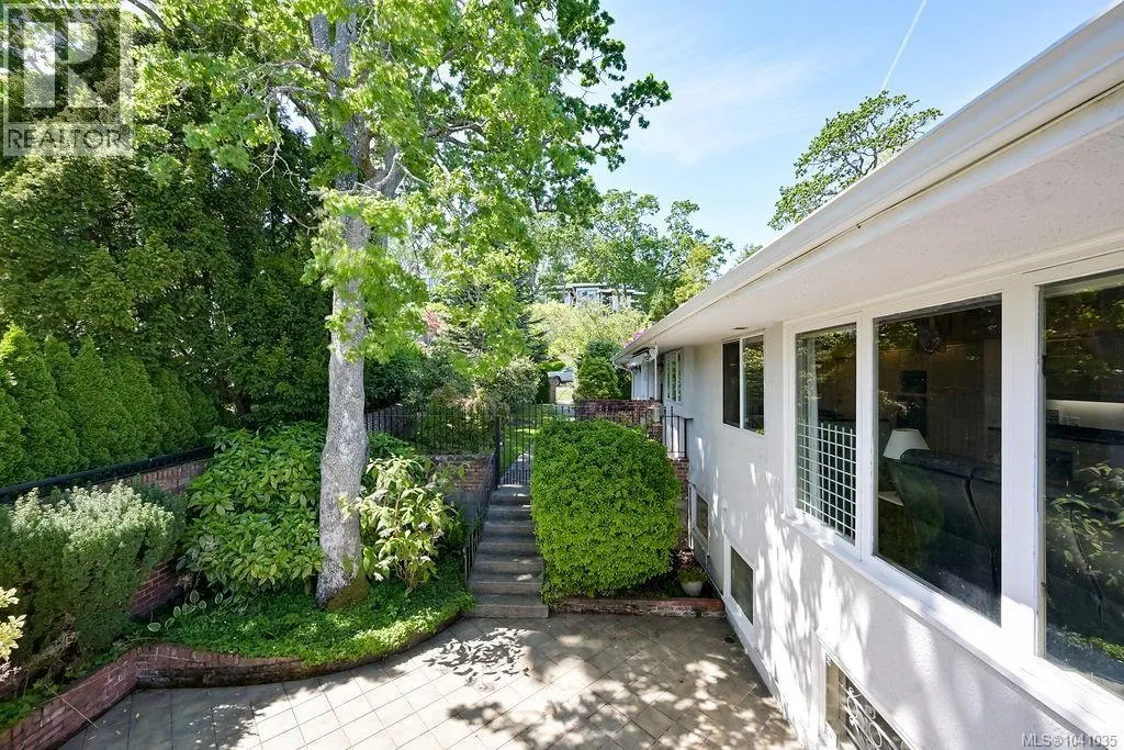 3565 Beach Dr