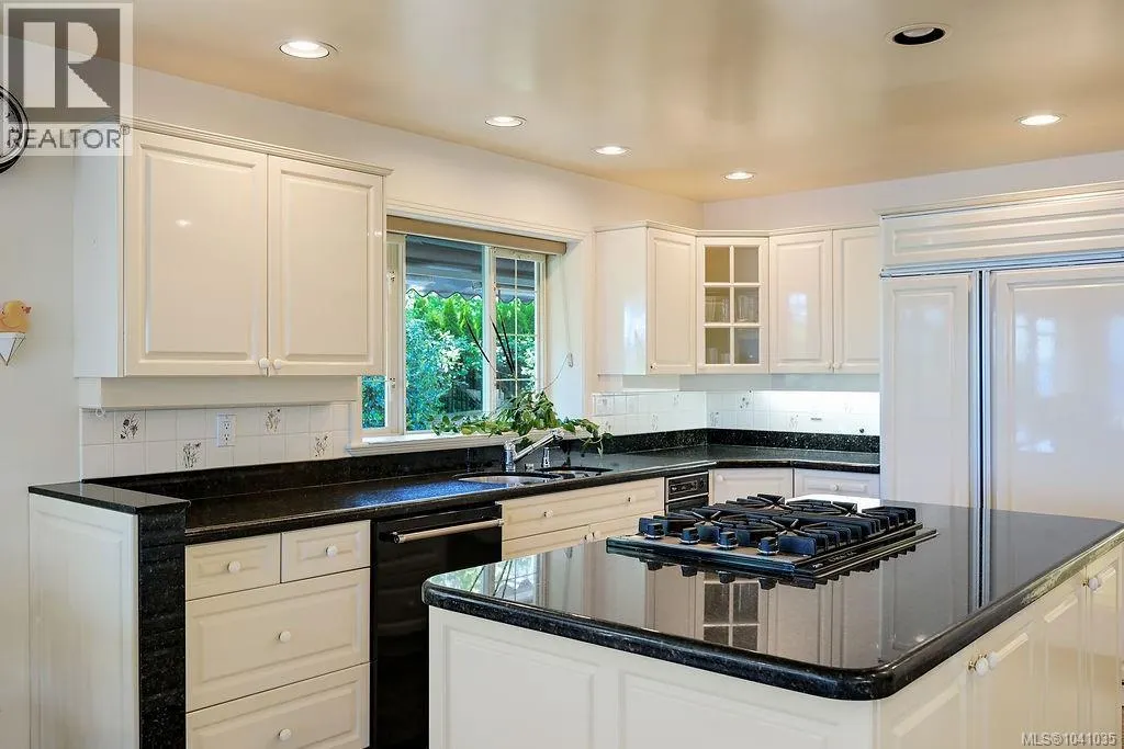 3565 Beach Dr