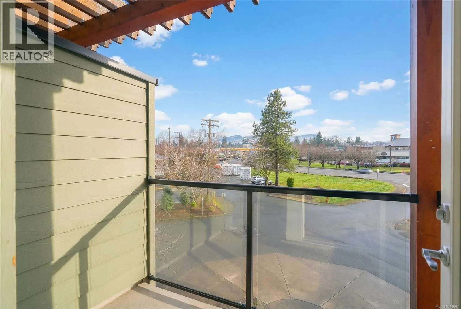 315C 1730 Riverside Lane