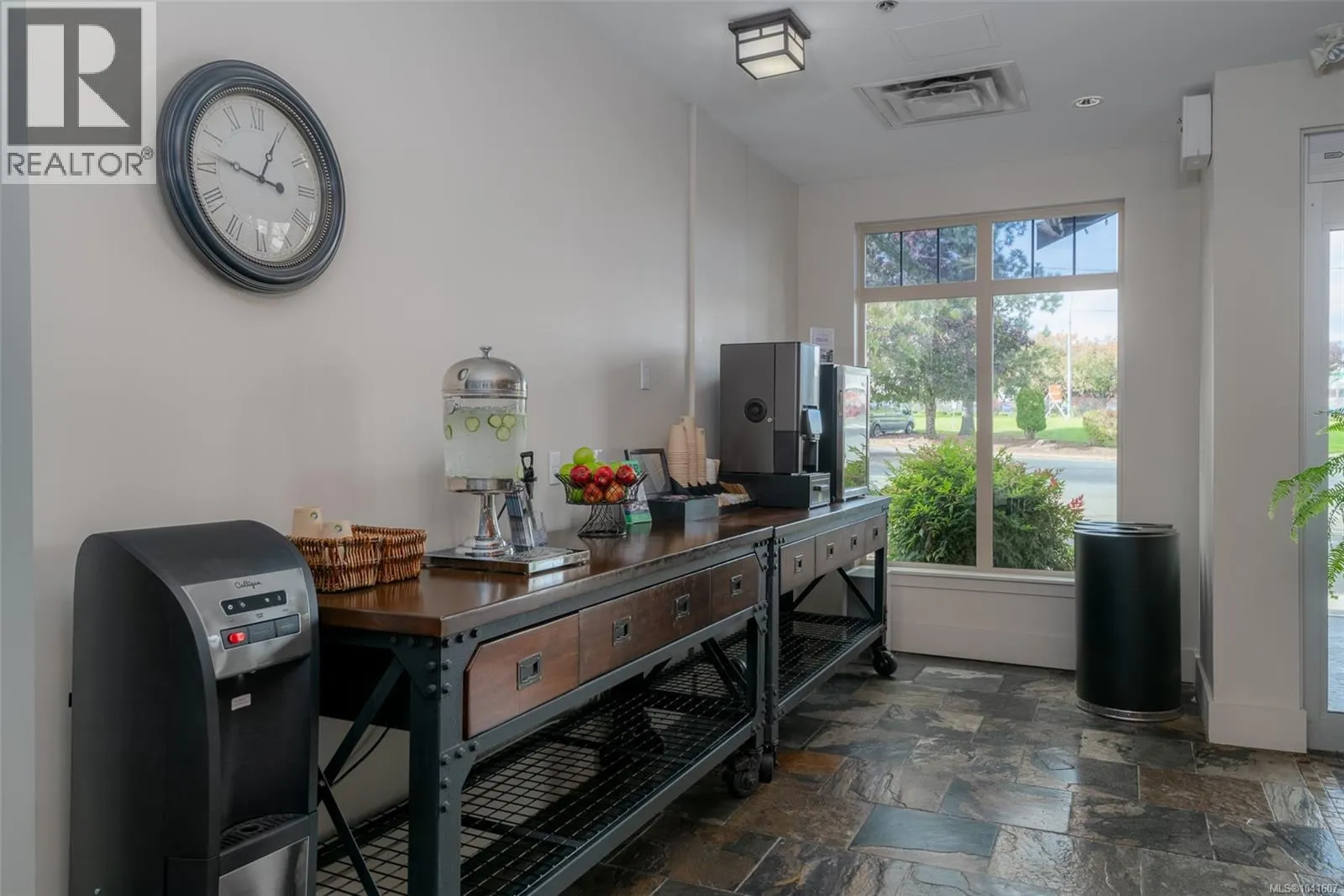 315C 1730 Riverside Lane