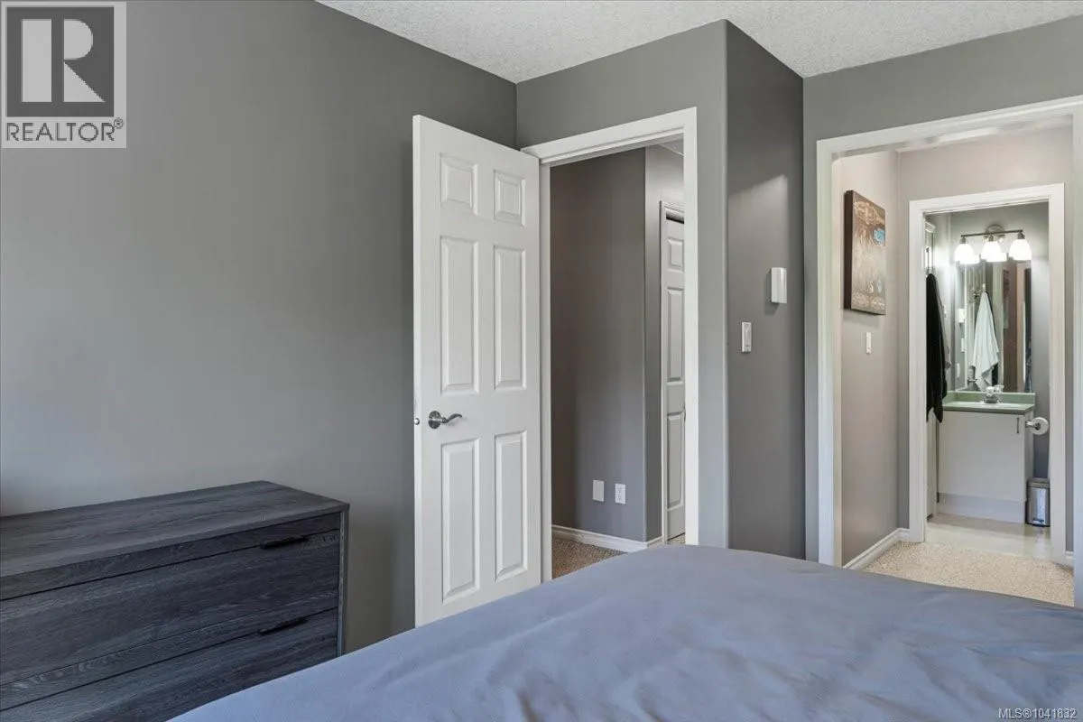 4755 Fairbrook Cres
