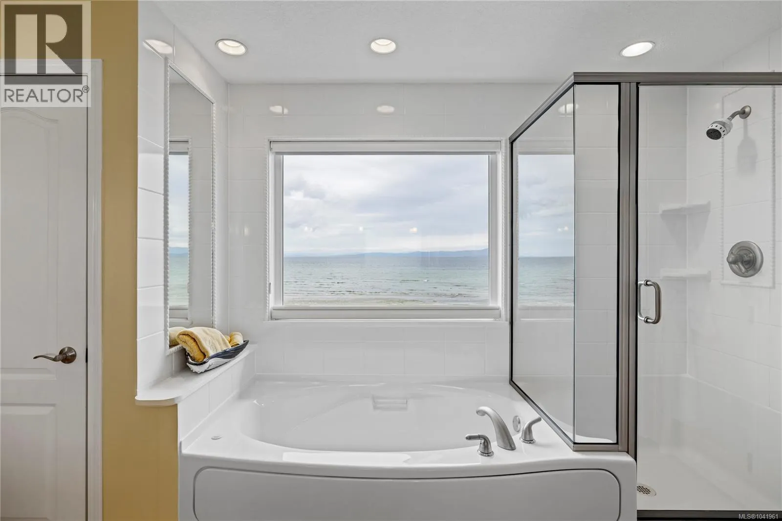 2995 Island Hwy W
