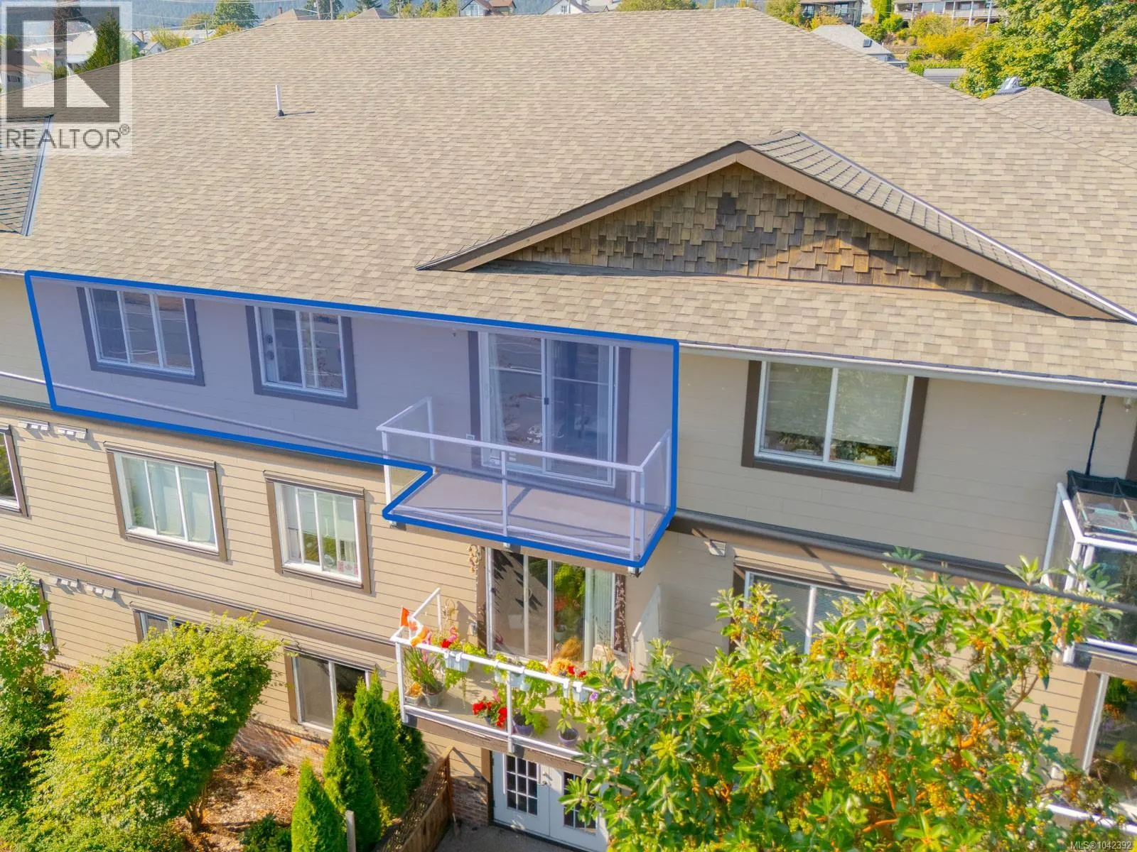 10 8 White St