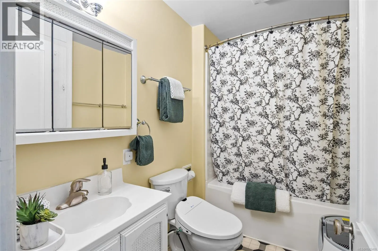 1043/1045 Belmont Ave