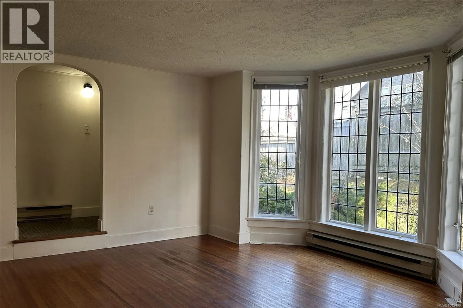 1043/1045 Belmont Ave