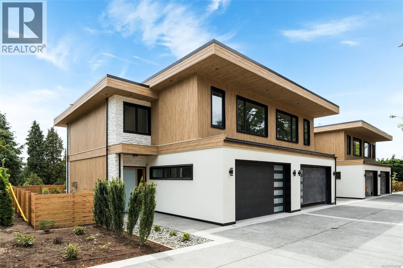 1 3022 Cadboro Bay Rd
