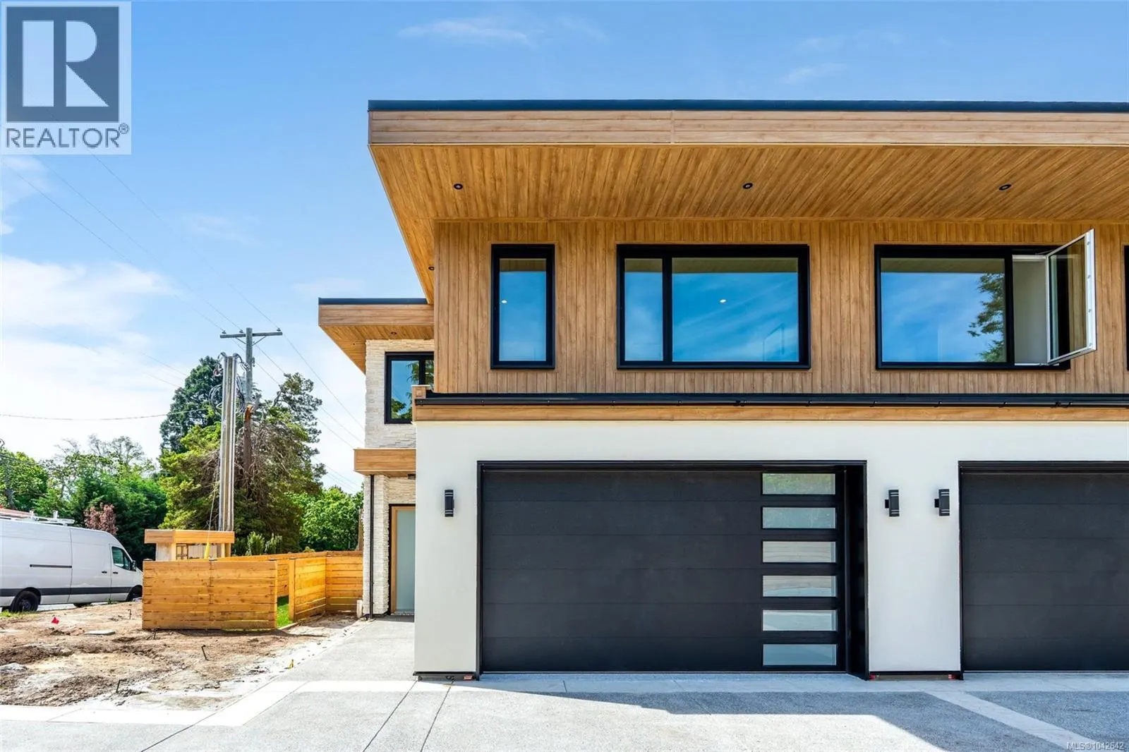1 3022 Cadboro Bay Rd
