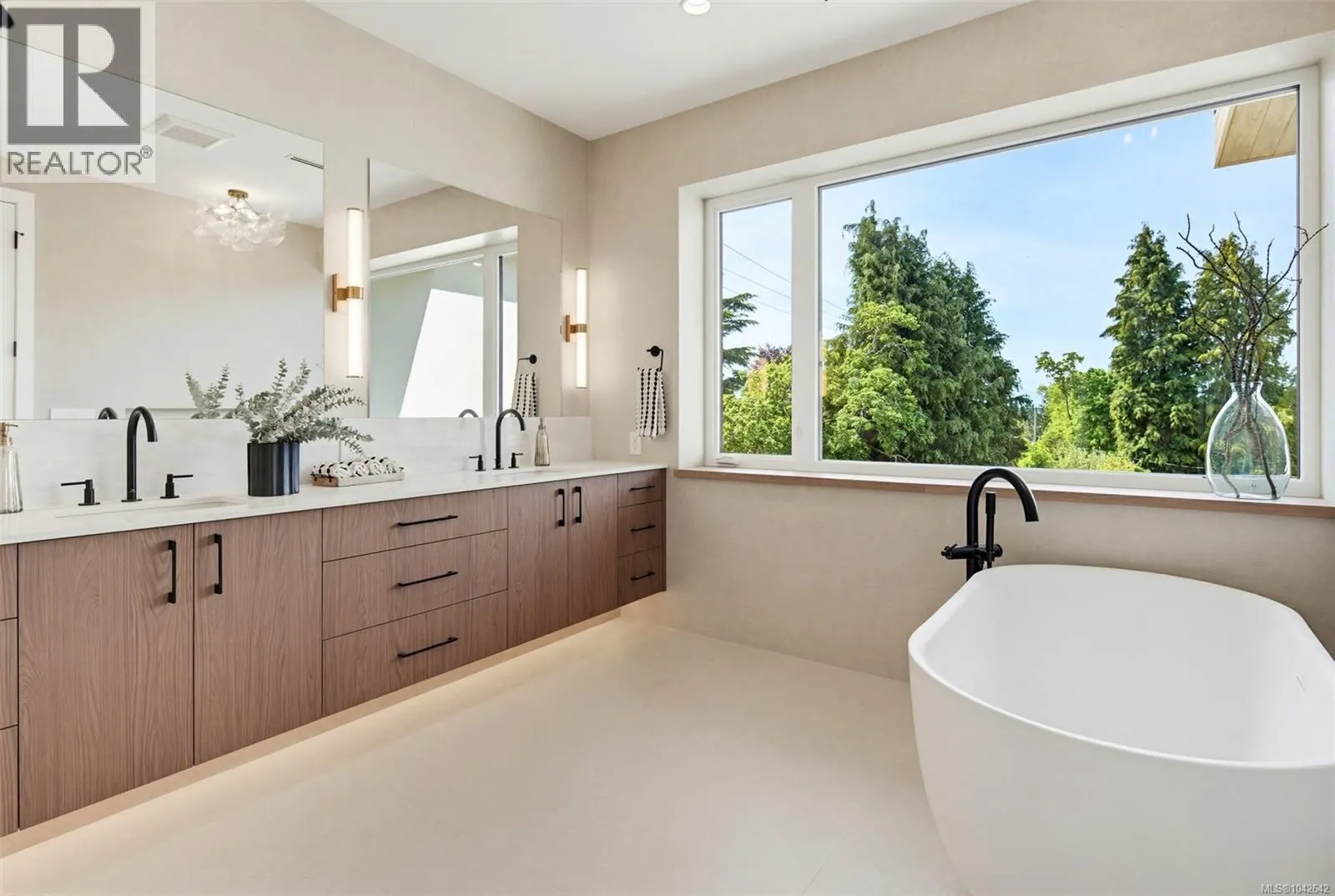 1 3022 Cadboro Bay Rd