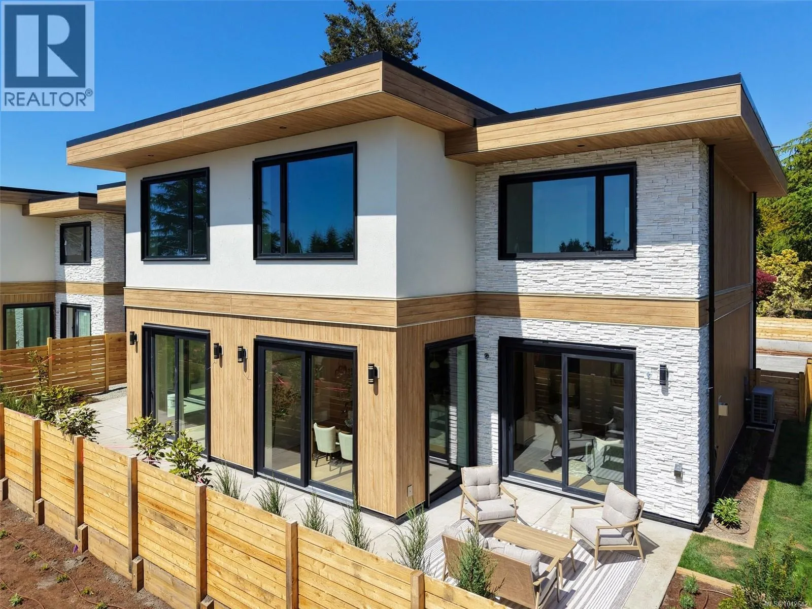 1 3022 Cadboro Bay Rd