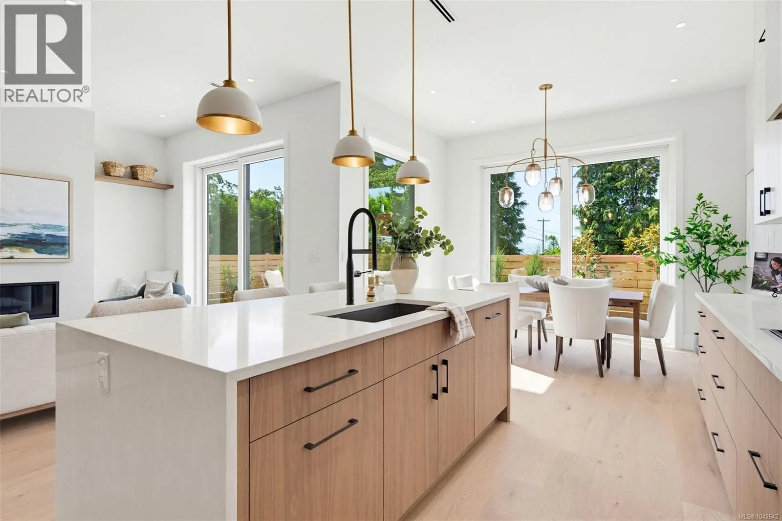 1 3022 Cadboro Bay Rd