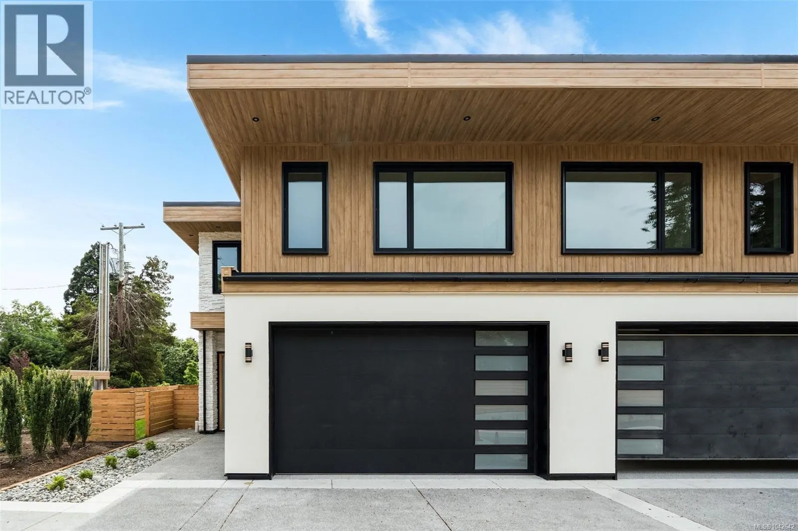 1 3022 Cadboro Bay Rd