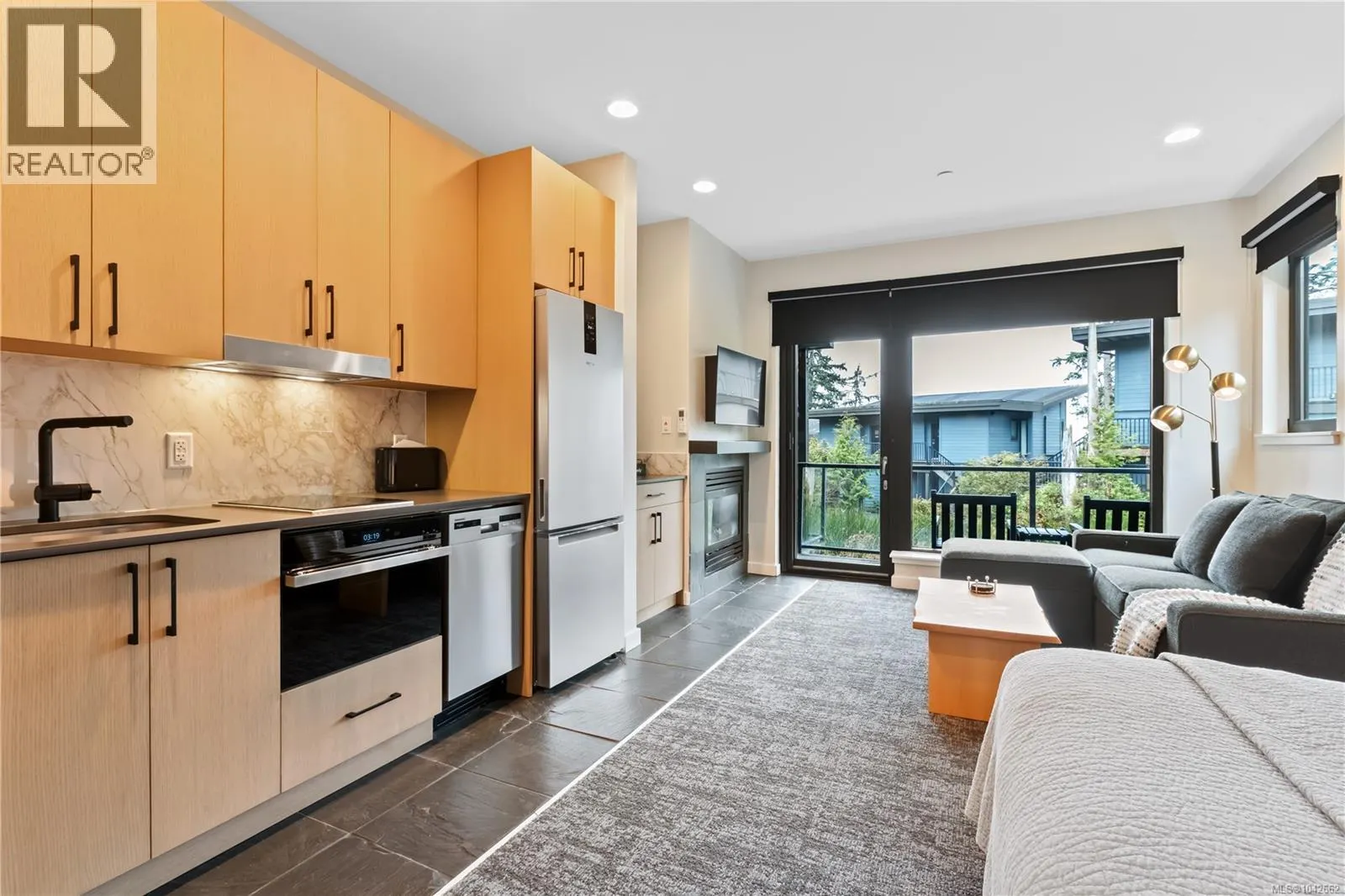 2202 596 Marine Dr
