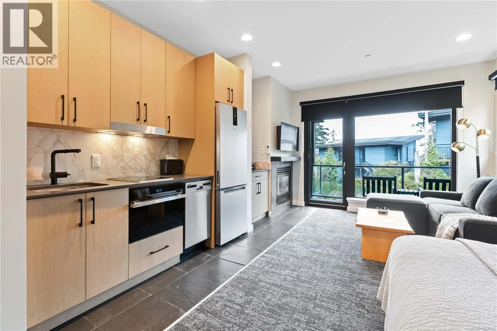 2202 596 Marine Dr