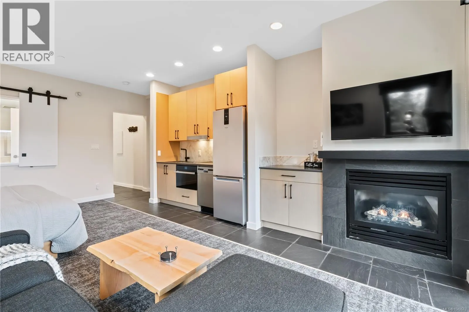 2202 596 Marine Dr