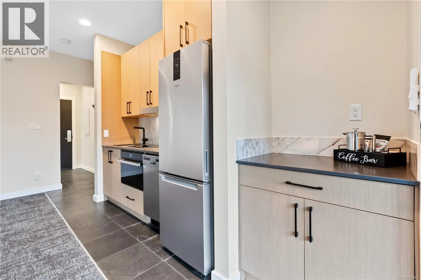 2202 596 Marine Dr