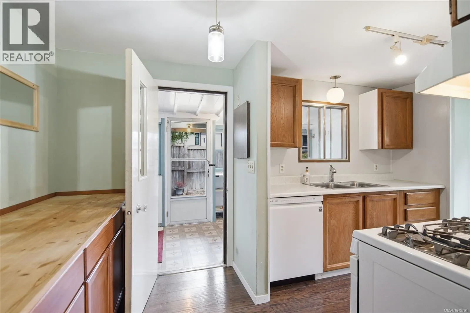 25 1247 Arbutus Rd