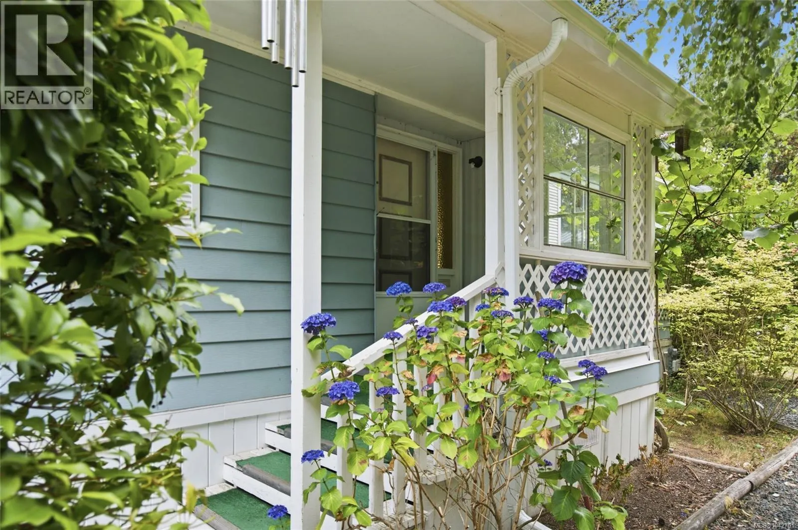 25 1247 Arbutus Rd