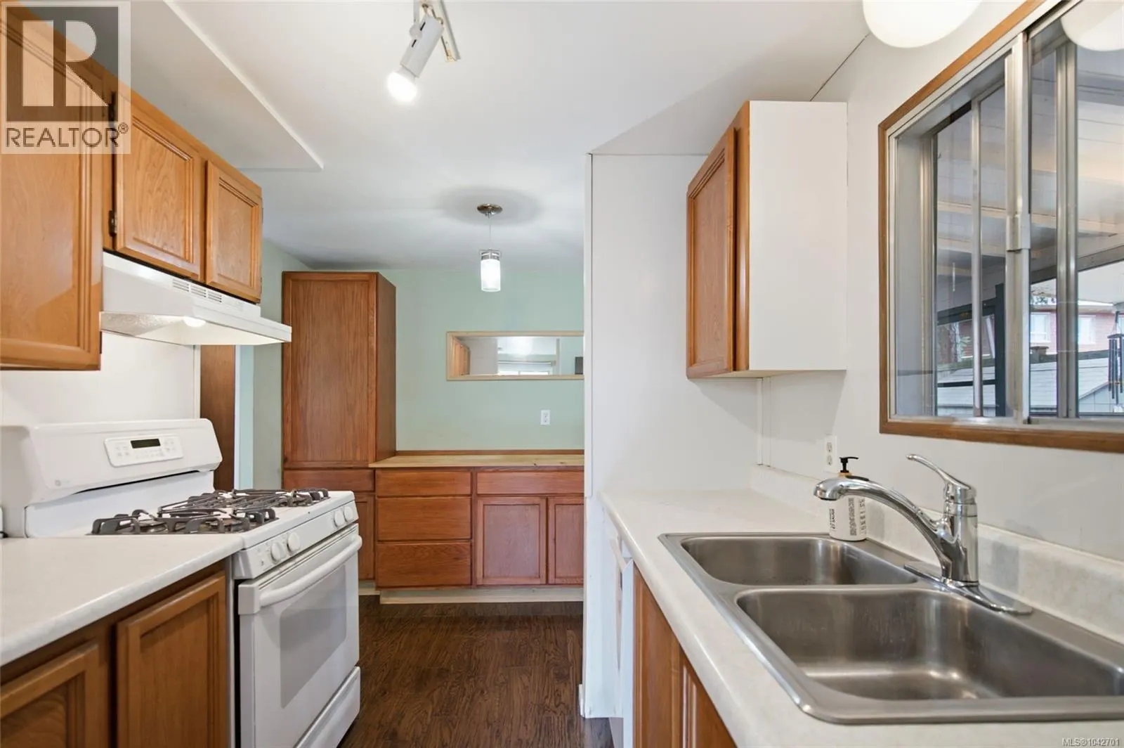 25 1247 Arbutus Rd