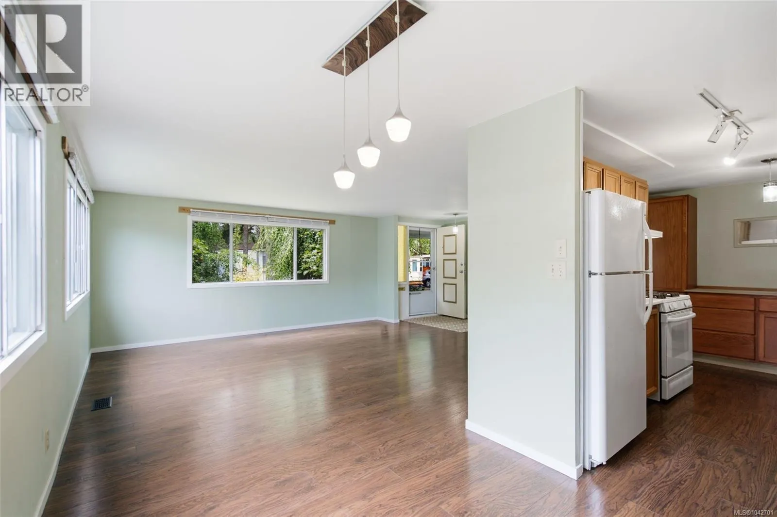 25 1247 Arbutus Rd
