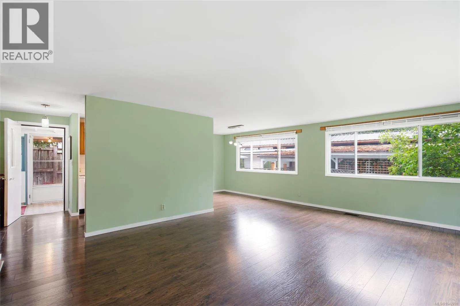 25 1247 Arbutus Rd