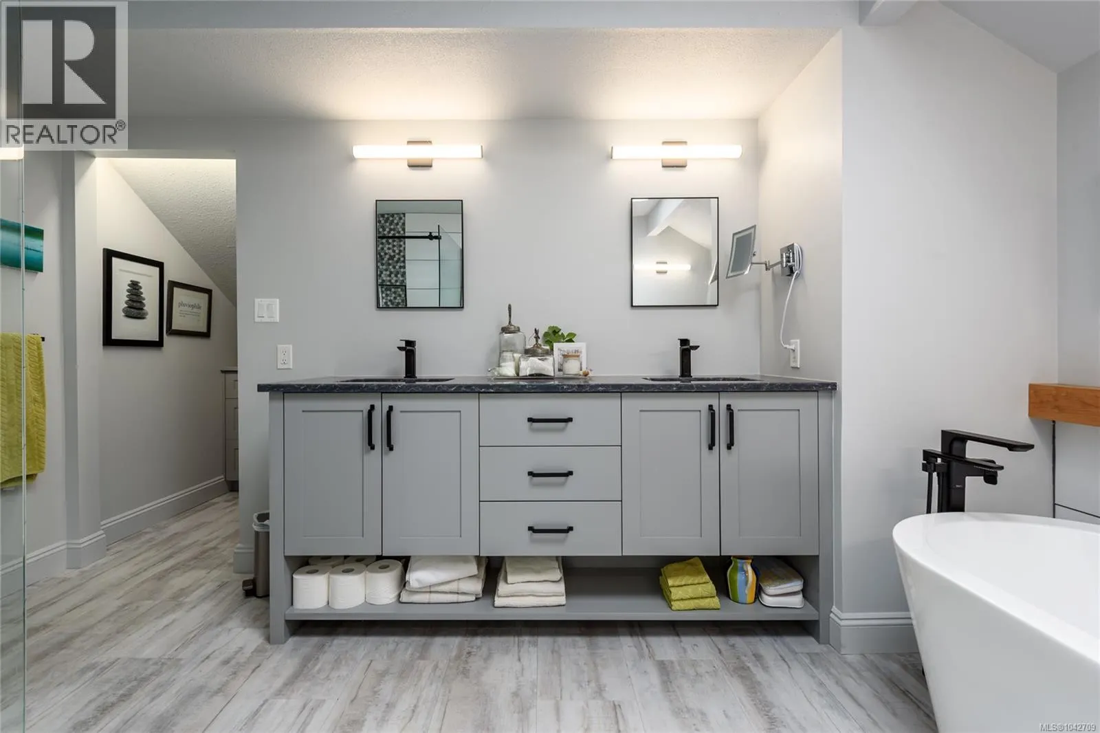 1716 Tofino Pl