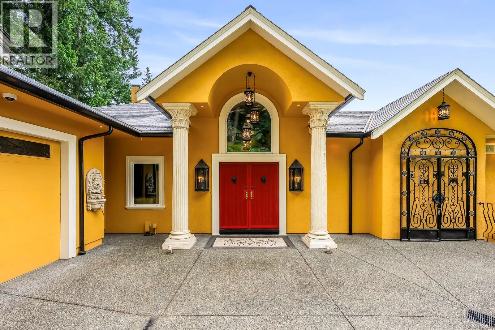 2299 Comox Ave