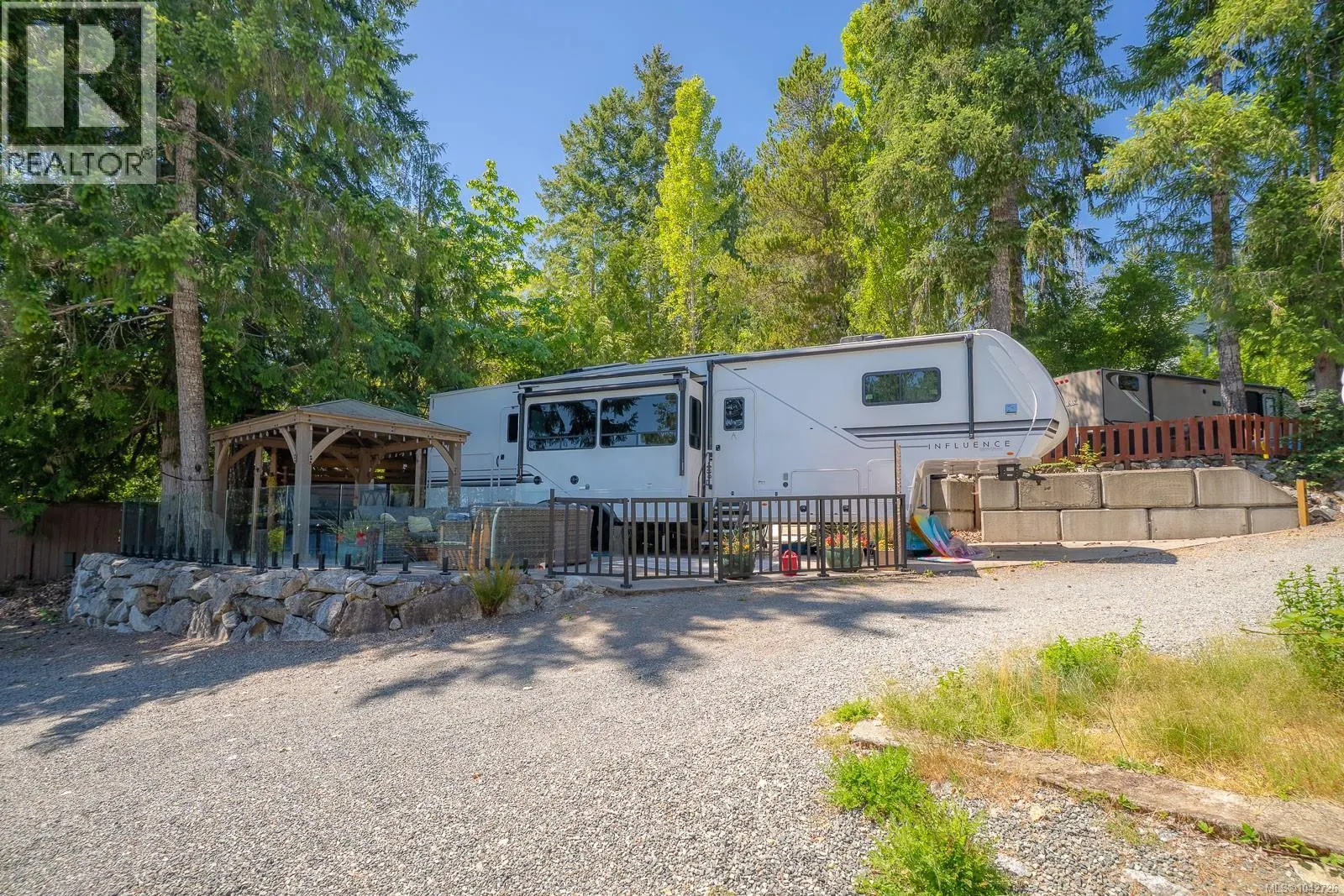 R1 9752 Lakeshore Rd