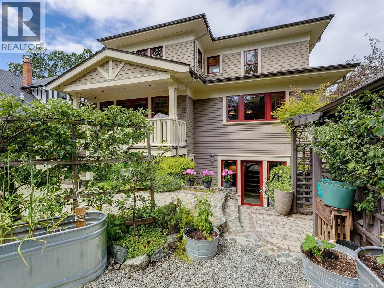1043 St. Patrick St