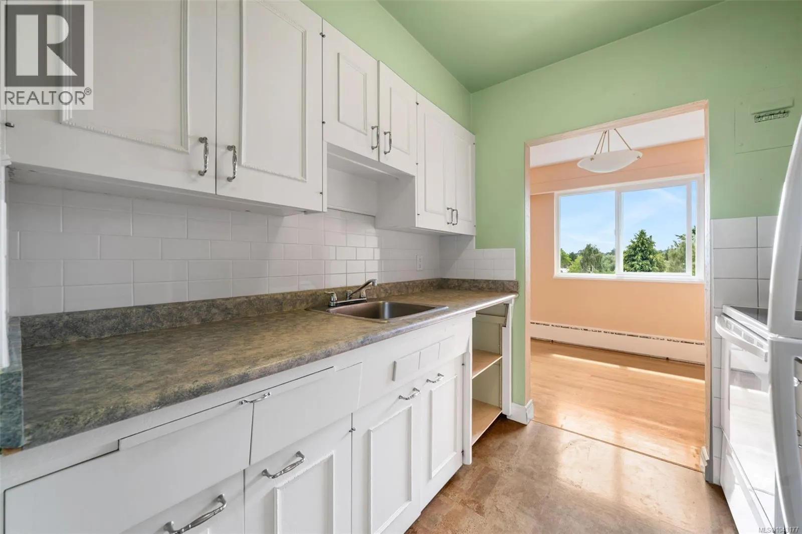 305 1270 Beach Dr
