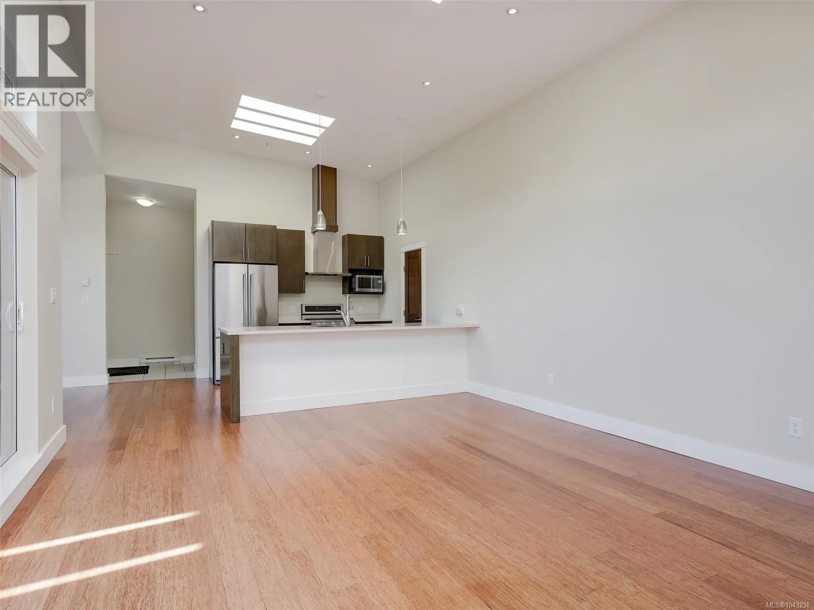 302 6981 East Saanich Rd