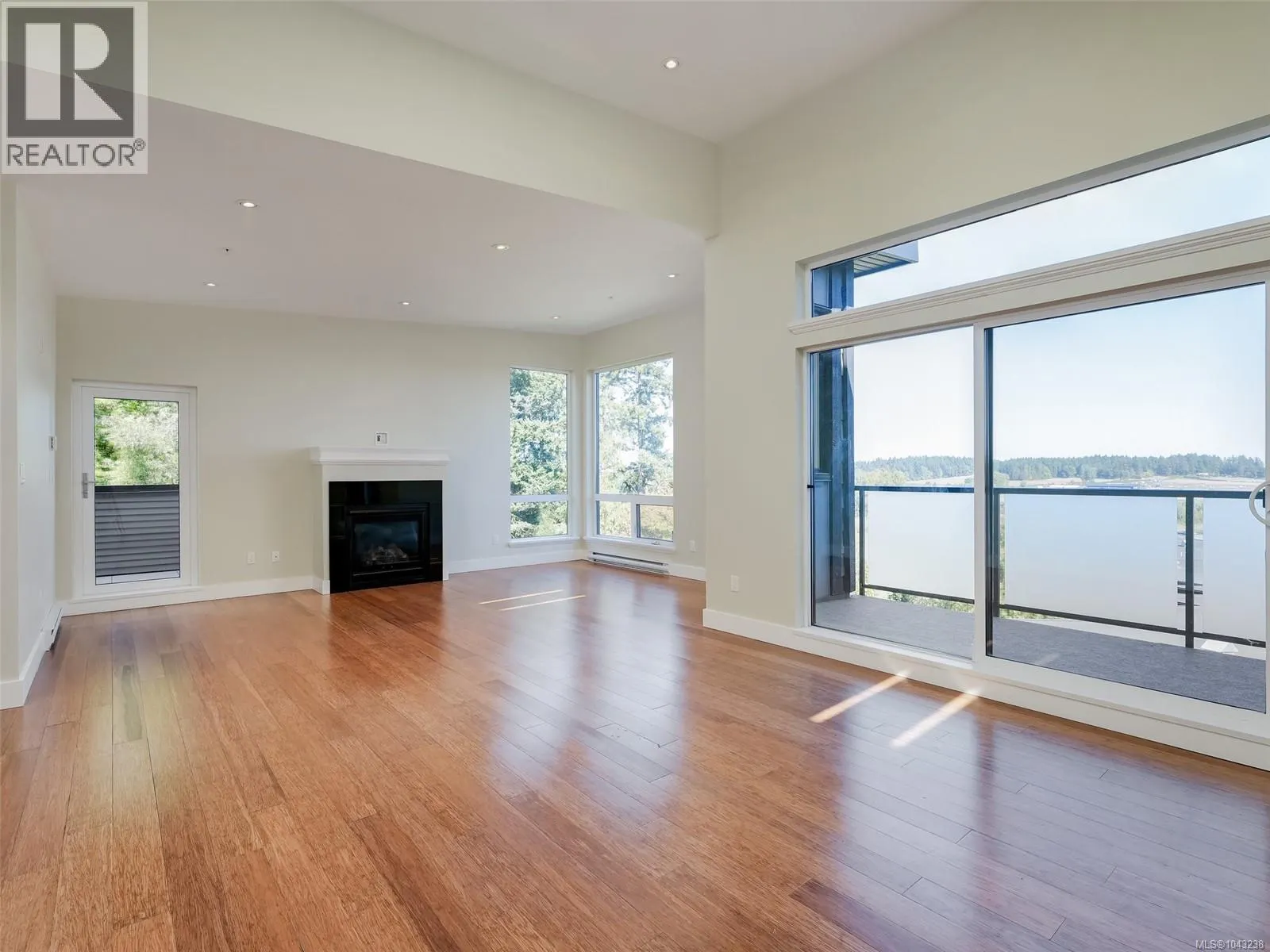 302 6981 East Saanich Rd