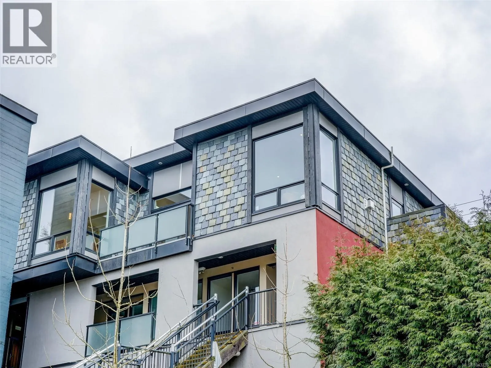 302 6981 East Saanich Rd