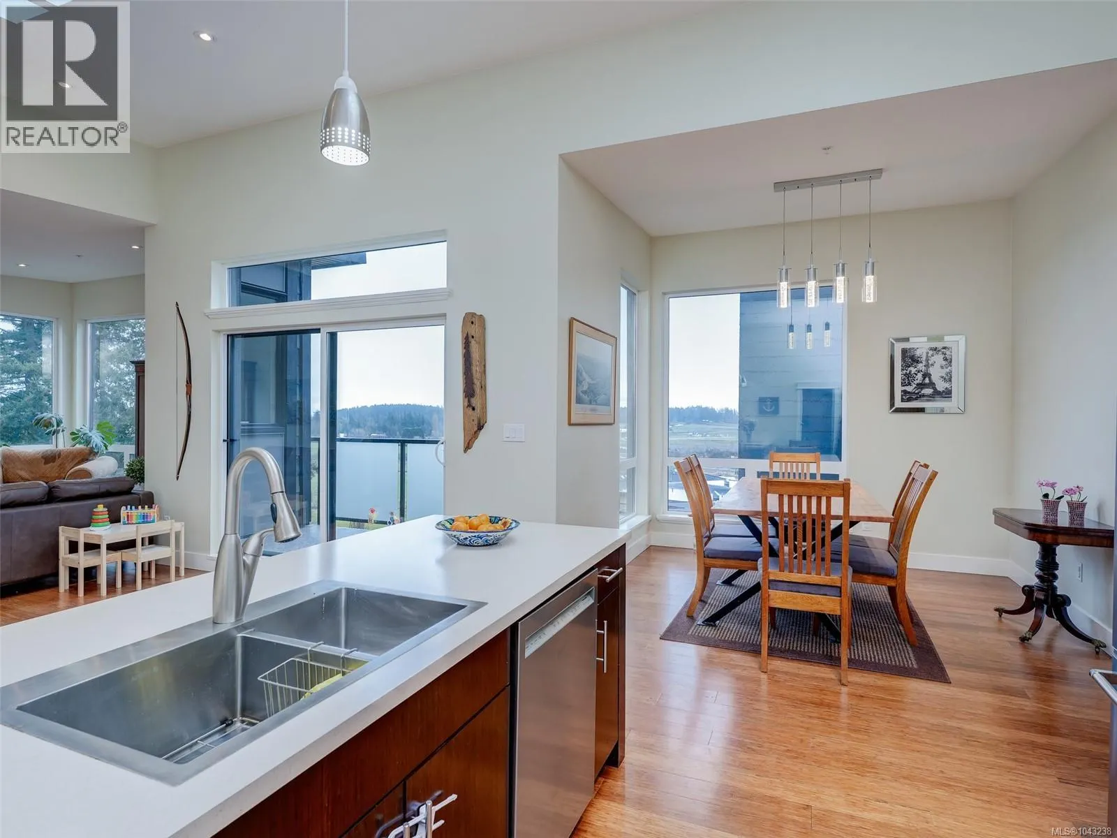 302 6981 East Saanich Rd