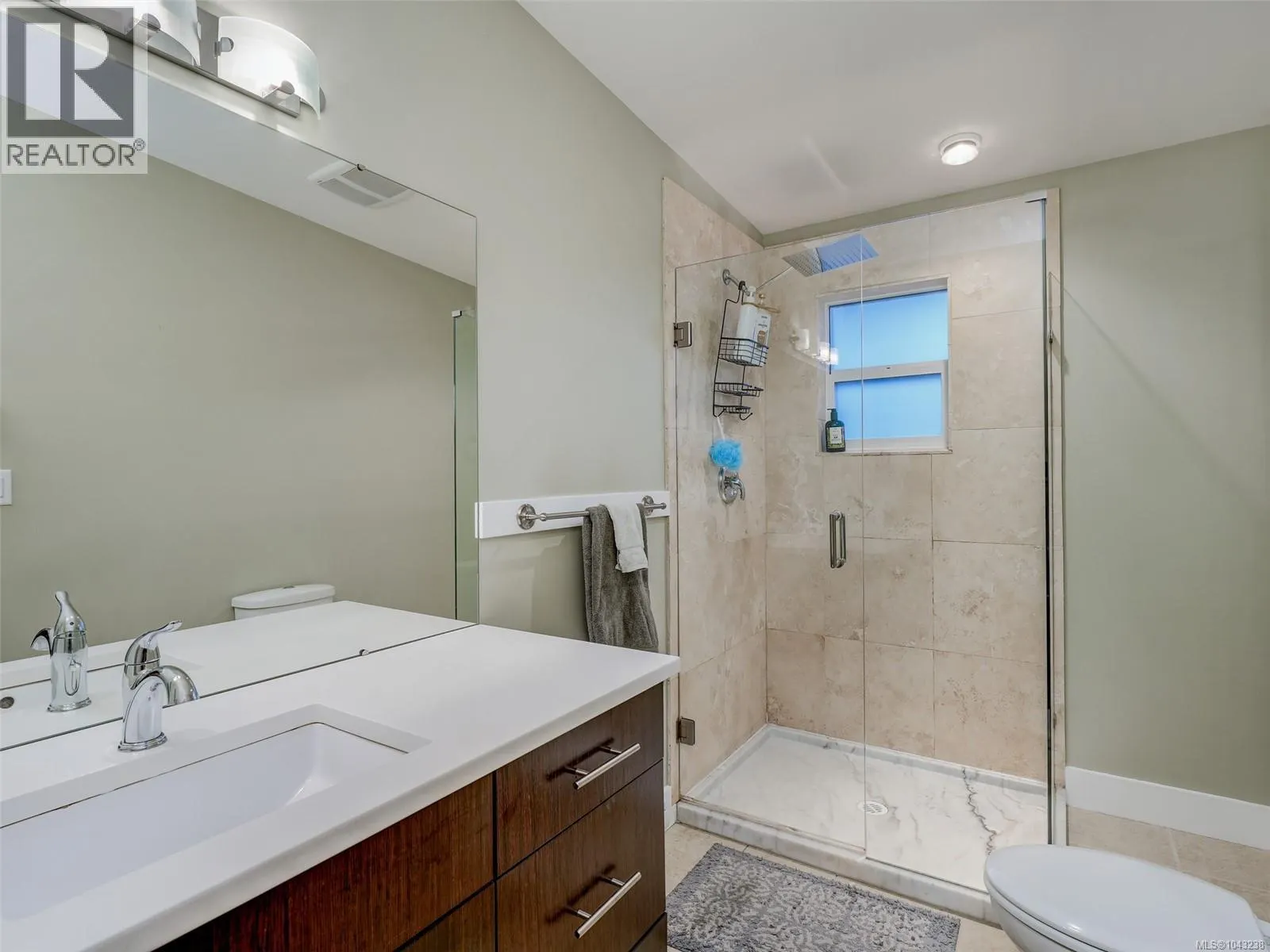 302 6981 East Saanich Rd