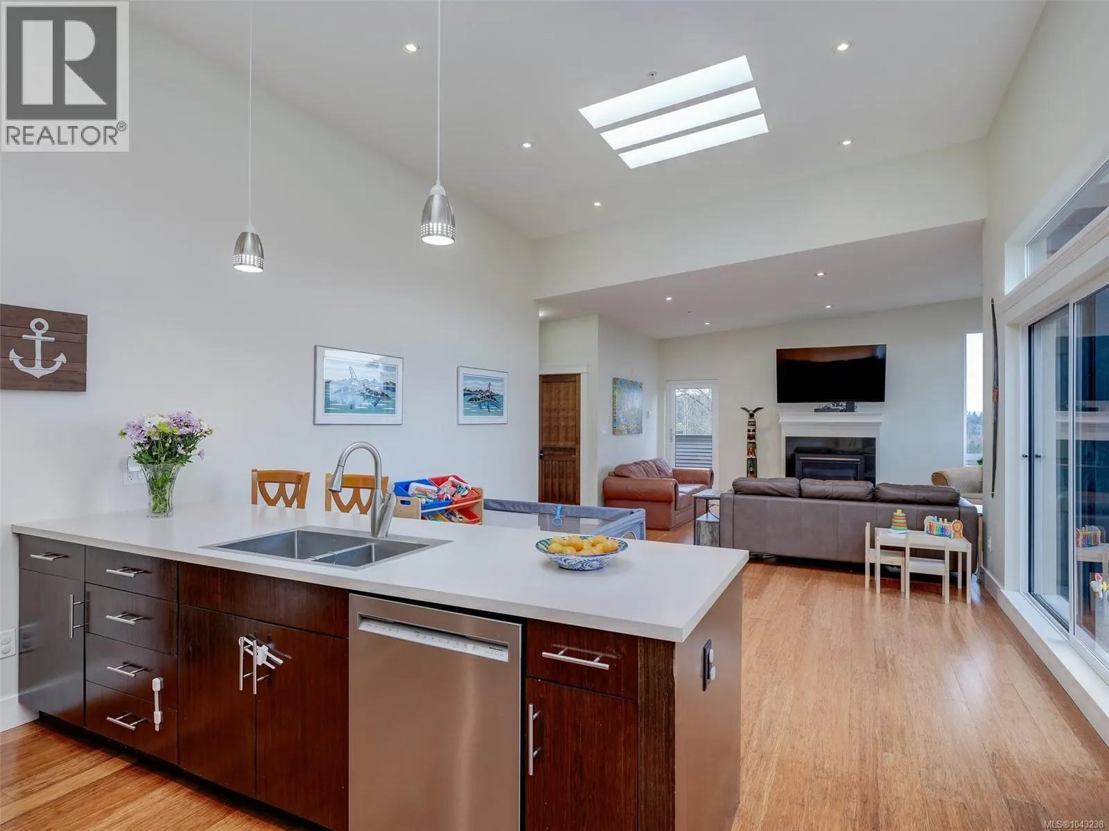 302 6981 East Saanich Rd