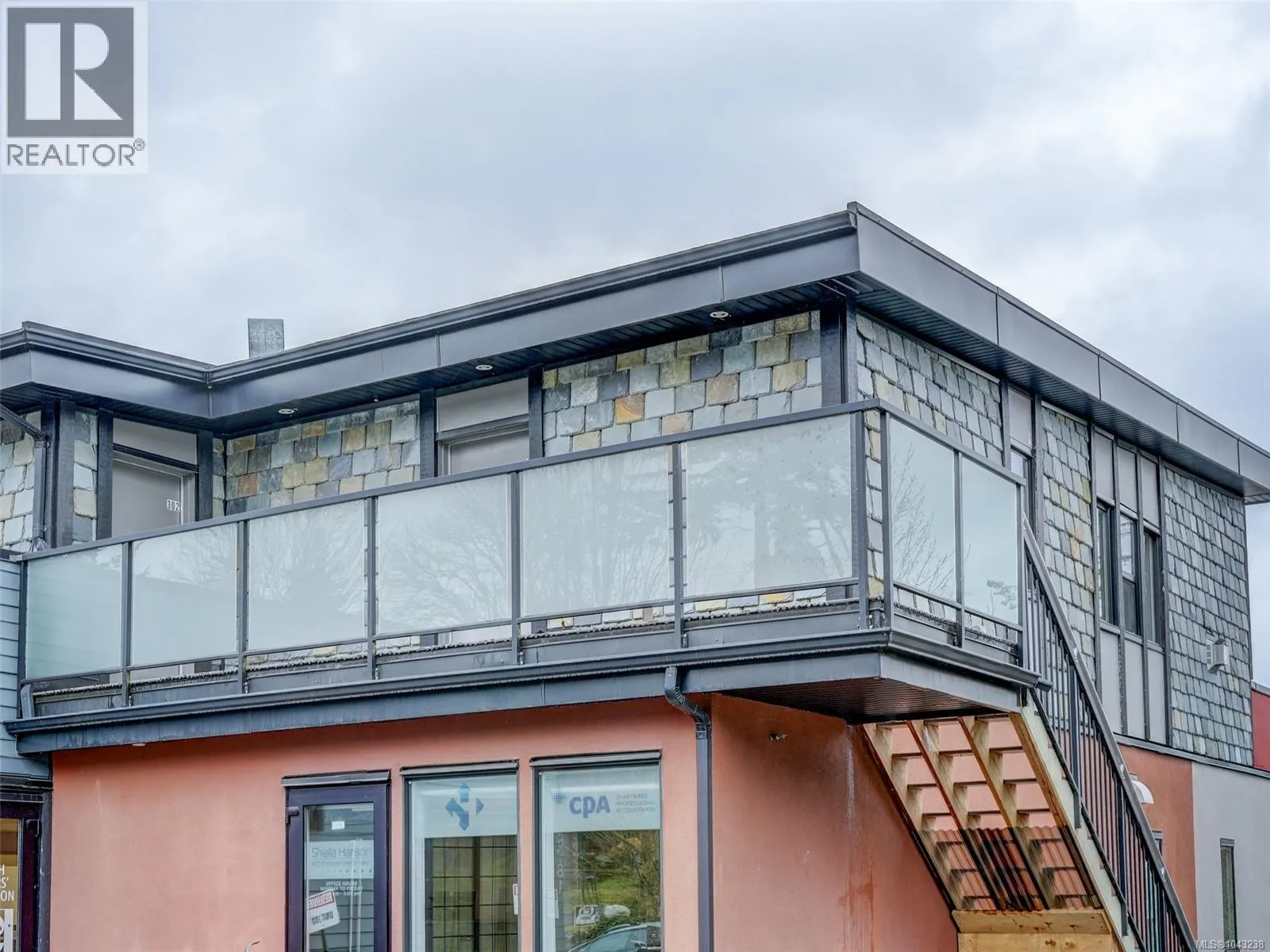 302 6981 East Saanich Rd