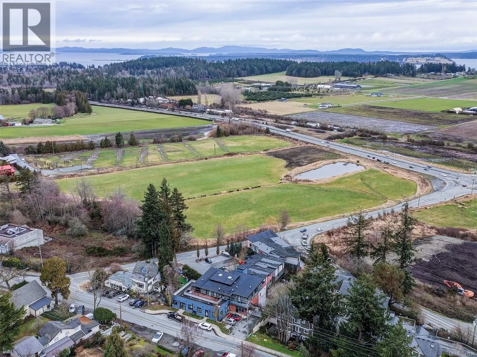 302 6981 East Saanich Rd