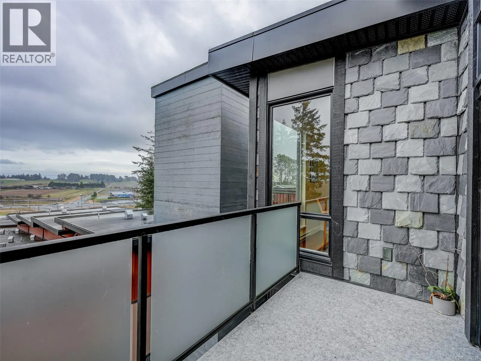 302 6981 East Saanich Rd